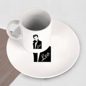 Набор: тарелка кружка с принтом Леонардо Дикаприо для любого человека, вид спереди №3. Цвет основы: белый