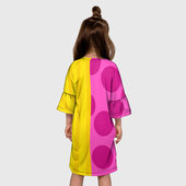 Платье с принтом POP art для ребенка, вид на модели сзади №2. Цвет основы: белый