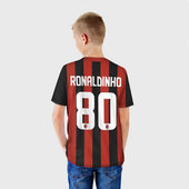 Футболка с принтом Роналдиньо Милан Ретро для ребенка, вид на модели сзади №2. Цвет основы: белый