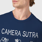 Футболка с принтом The camera sutra для мужчины, вид на модели спереди №4. Цвет основы: темно-синий
