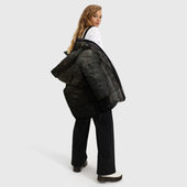 Куртка с принтом Косуха терминатора для женщины, вид на модели спереди №3. Цвет основы: черный