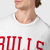 Футболка с принтом Bulls для мужчины, вид на модели спереди №4. Цвет основы: белый