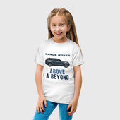 Футболка с принтом Range Rover Above a Beyond для ребенка, вид на модели спереди №3. Цвет основы: белый
