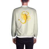 Бомбер с принтом Drive — Скорпион — Ryan Gosling white scorpion jacket для мужчины, вид на модели сзади №2. Цвет основы: белый