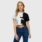 Топик (короткая футболка или блузка, не доходящая до середины живота) с принтом Коты инь-янь для женщины, вид на модели спереди №2. Цвет основы: белый