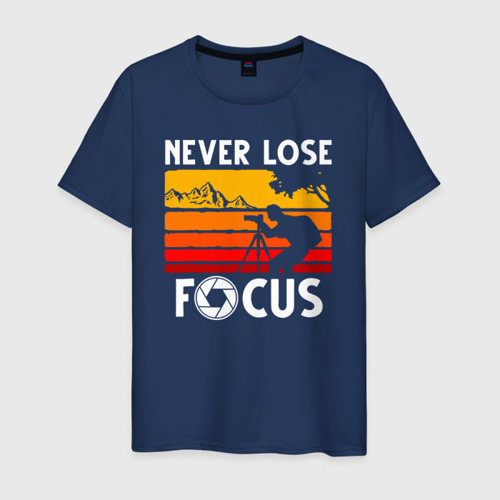 Мужская футболка из хлопка с принтом Never lose focus, вид спереди №1