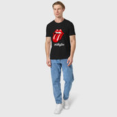 Футболка с принтом Rolling Stones Роллинг Стоунз для мужчины, вид на модели спереди №3. Цвет основы: черный