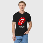 Футболка с принтом Rolling Stones Роллинг Стоунз для мужчины, вид на модели спереди №2. Цвет основы: черный