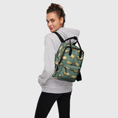 Рюкзак с принтом Капибары на траве для женщины, вид на модели спереди №3. Цвет основы: белый