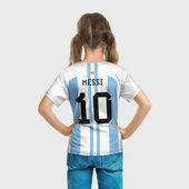 Футболка с принтом Месси Аргентина ЧМ-2022 для ребенка, вид на модели сзади №3. Цвет основы: белый
