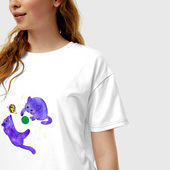Футболка с принтом Космические коты, играющие планетами для женщины, вид на модели спереди №2. Цвет основы: белый