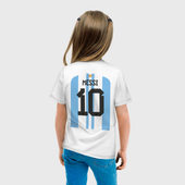 Футболка с принтом Месси сборная Аргентины ЧМ 2022 для ребенка, вид на модели сзади №3. Цвет основы: белый