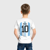 Футболка с принтом Месси сборная Аргентины ЧМ 2022 для ребенка, вид на модели сзади №2. Цвет основы: белый