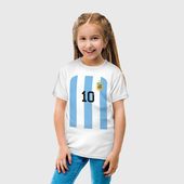 Футболка с принтом Месси сборная Аргентины ЧМ 2022 для ребенка, вид на модели спереди №3. Цвет основы: белый