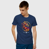 Футболка с принтом Мортал Комбат. Скорпион эмблема для мужчины, вид на модели спереди №2. Цвет основы: темно-синий