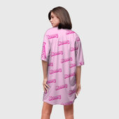 Платье с принтом Мамочка в стиле барби — паттерн розовый для женщины, вид на модели сзади №2. Цвет основы: белый