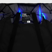 Куртка с принтом Cyberpunk 2077: броня синяя сталь для мужчины, вид на модели спереди №4. Цвет основы: черный