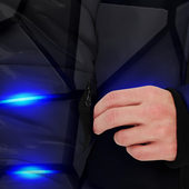 Куртка с принтом Cyberpunk 2077: броня синяя сталь для мужчины, вид на модели спереди №3. Цвет основы: черный